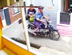 Dua Pria Diduga Curi Tabung Gas, Terekam CCTV