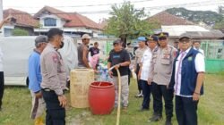 Penyaluran bantuan air bersih oleh Polsek Kresek kepada warga Kampung Kandang Gede, Kecamatan Kresek, Kabupaten Tangerang.
