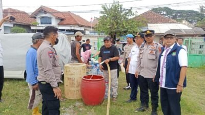 Polsek Kresek Salurkan Bantuan Air Bersih kepada 250 KK di Kampung Kandang Gede