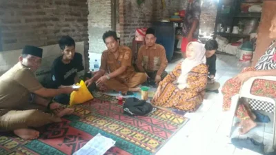 Camat Gunung Kaler Jenguk Riski, Warga yang Sebelumnya Dikabarkan Butuh Bantuan Berobat
